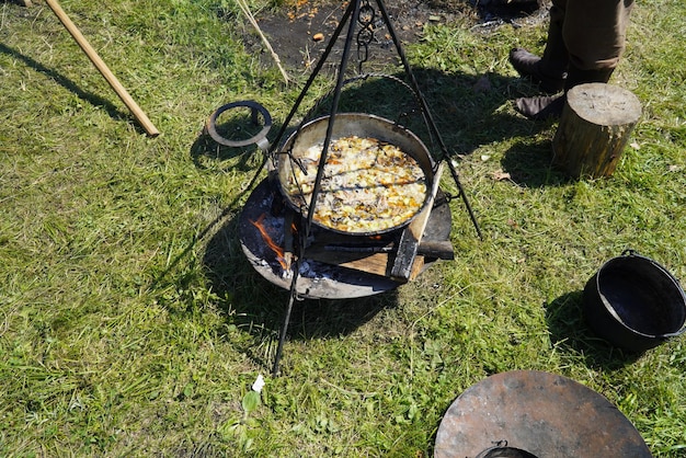 Uljanowsk Russland 16. Juli 2022 Essen wird in einem Topf auf Feuer gekocht Historische Rekonstruktion Mittelalter