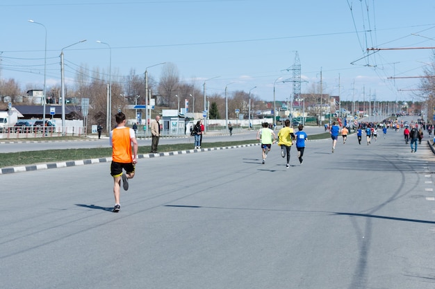 Uljanowsk, Russland - 20. April 2019: Jährlicher Stadtfrühlingsmarathon. Sonniger Tag. Gesunder Lebensstil. Stadt Relais.