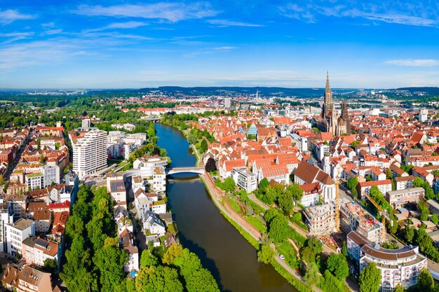 Foto ulm minster oder ulmer munster panoramablick aus der luft eine lutherische kirche in ulm deutschland es ist derzeit die höchste kirche der welt