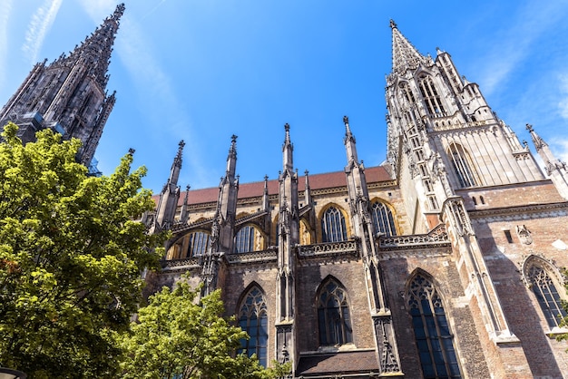 Ulm Minster ou Catedral da cidade de Ulm, Alemanha É o principal marco de Ulm Fachada ornamentada da antiga igreja gótica contra o céu no verão