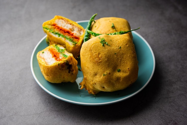 Ulta Vada Pav wird aus einem würzigen, mit Kartoffeln gefüllten Brötchen namens Pav Inside Vada Inside Out Wada Pao hergestellt