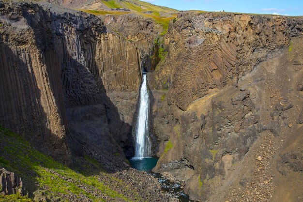 La última cascada que desciende de Hengifoss en Islandia desde arriba