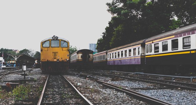 La última estación de trenes. Los trenes se detienen en la última estación de trenes.