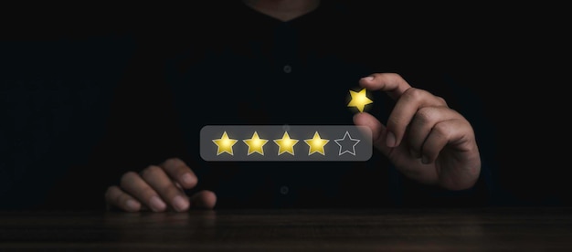 La última estrella dorada en la mano está llenando la barra de calificación para obtener excelentes puntos de cinco estrellas, la mejor calificación de satisfacción por parte de las personas Banner para la evaluación del servicio al cliente concepto de encuesta de experiencia del cliente