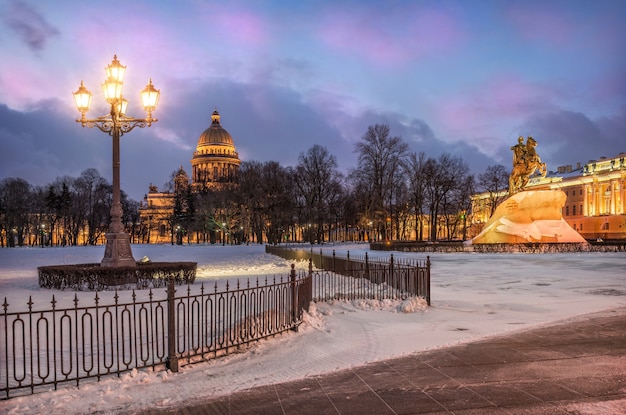 Las últimas luces de la mañana de invierno de San Petersburgo en el Bronze Horseman