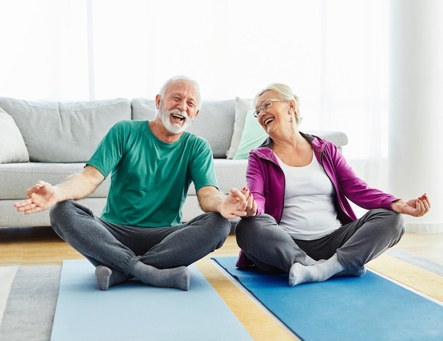 Último homem e mulher fazendo ioga juntos e mostrando pose de saúde