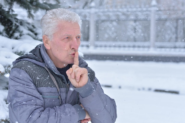 Último homem em geada e neve no inverno