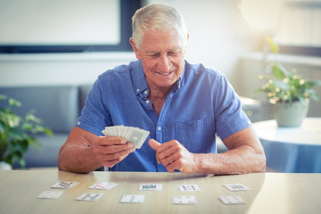 Último homem jogando cartas na sala de estar