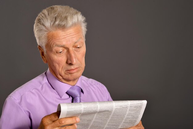 Foto Último homem lendo jornal em cinza