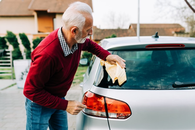 Último homem limpando o carro com pano, conceito de detalhamento (ou manutenção) do carro.