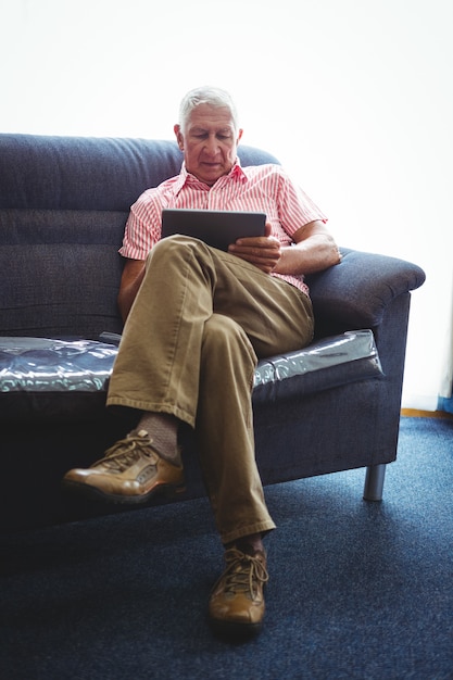 Foto Último homem sentado em um sofá com as pernas cruzadas