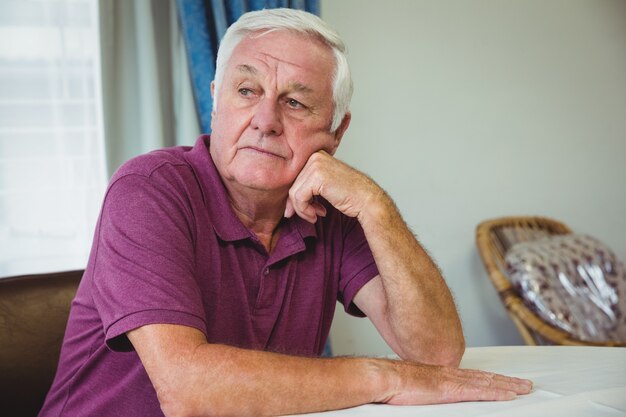 Último homem sentado em uma mesa