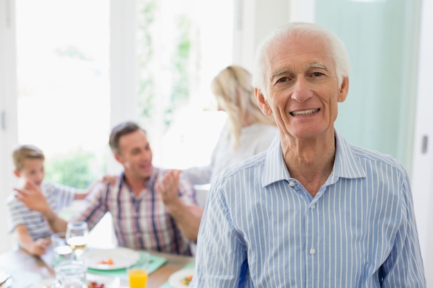 Último homem sorrindo em casa