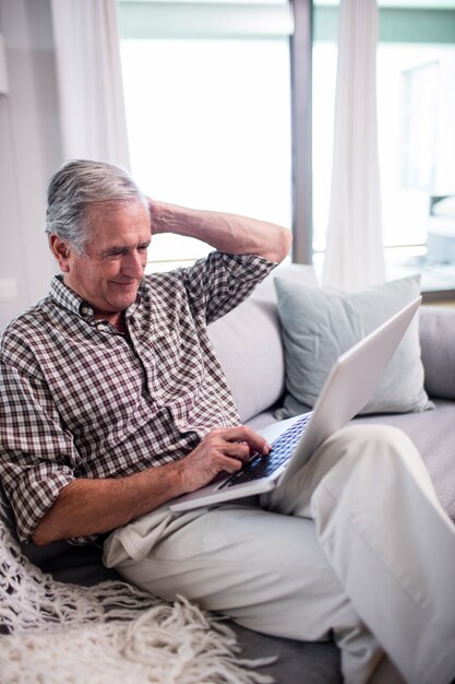 Último homem usando laptop na sala de estar