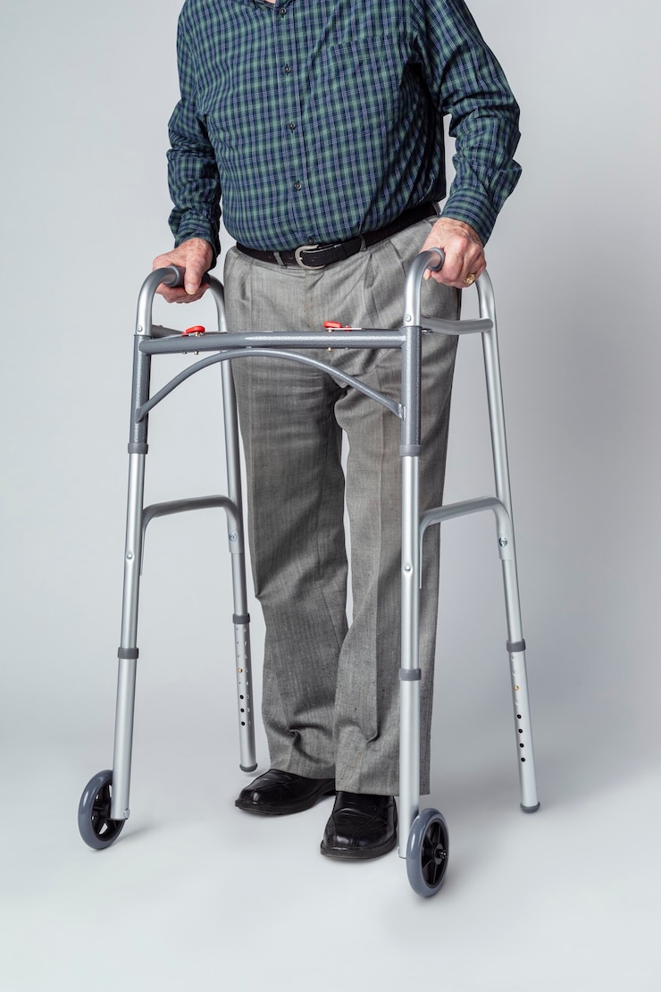 Foto último homem usando uma moldura zimmer