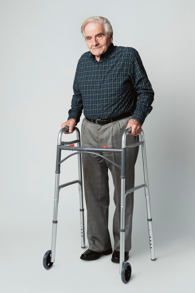 Foto último homem usando uma moldura zimmer