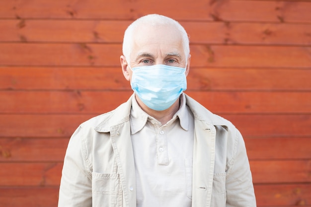 Último homem vestindo uma máscara protetora. natureza como um resgate do vírus. último homem com máscara no rosto.