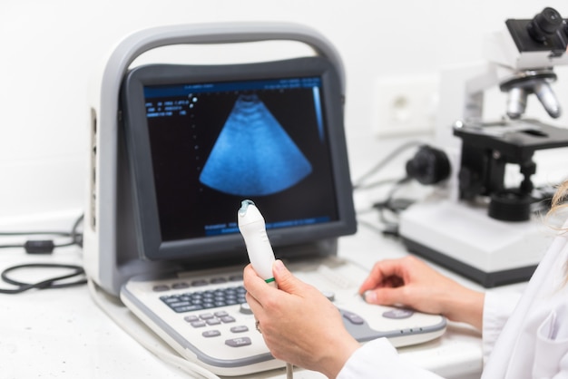 Ultraschallscanner in den Händen eines Doktors. Diagnostische Sonographieklinik.