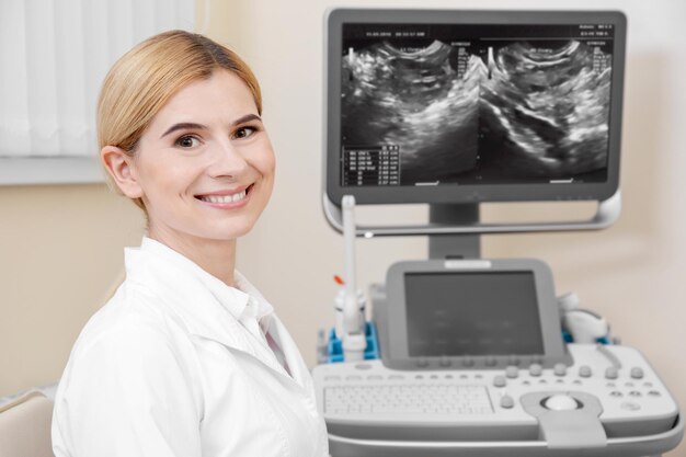 Foto ultrassonografista feminina na clínica moderna