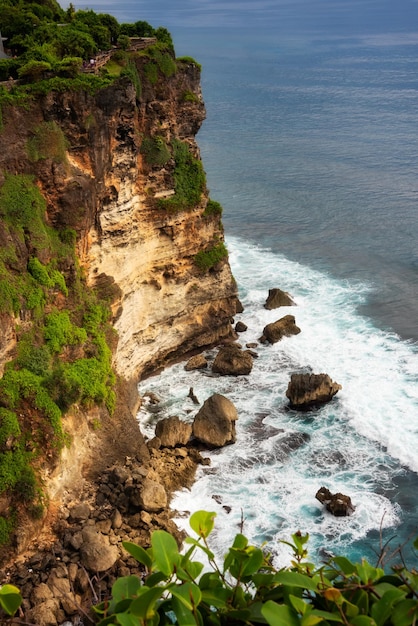 Uluwatu-Klippe an der Meeresküste auf der indonesischen Insel Bali