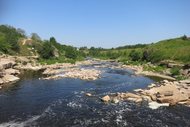 Foto ulyanka rússia 16 de junho de 2023 cachoeira no rio tosna