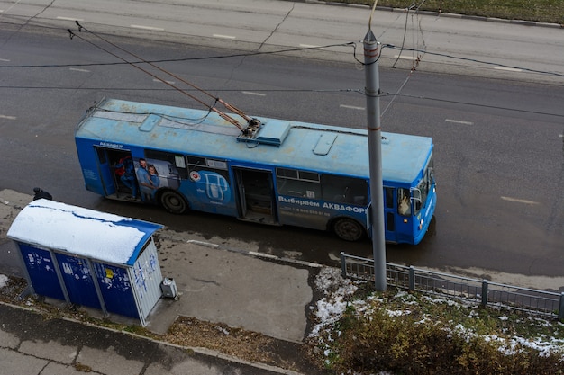 Ulyanovsk, Rusia - 03 de diciembre de 2019: Viejo trolebús ZiU-10 en la parada de transporte público en el día soleado de invierno. Transporte ecológico.