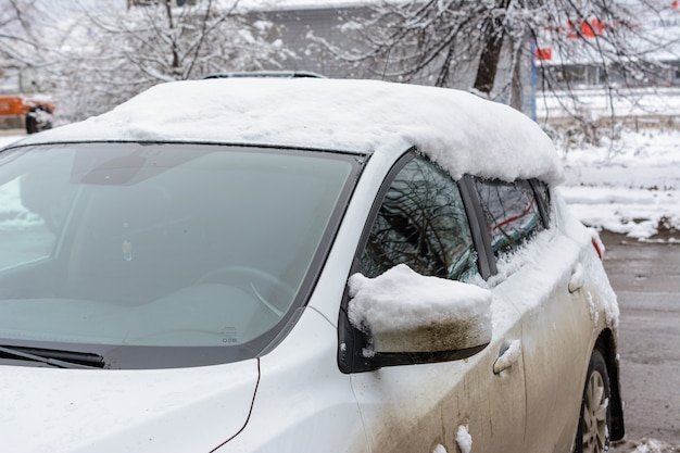 Ulyanovsk, Rusia - 04 de diciembre de 2019: coche cubierto de nieve blanca fresca, coches cubiertos de nieve después de una tormenta de nieve