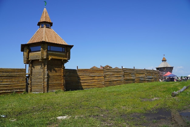 Ulyanovsk Rusia 16 de julio de 2022 La antigua fortaleza rusa es una estructura de madera hecha de troncos Casas de construcción antiguas