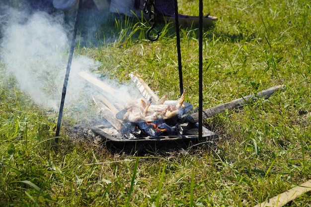 Ulyanovsk Rusia 16 de julio de 2022 Festival histórico The Great Volga Way Las alitas de pollo se cocinan al fuego