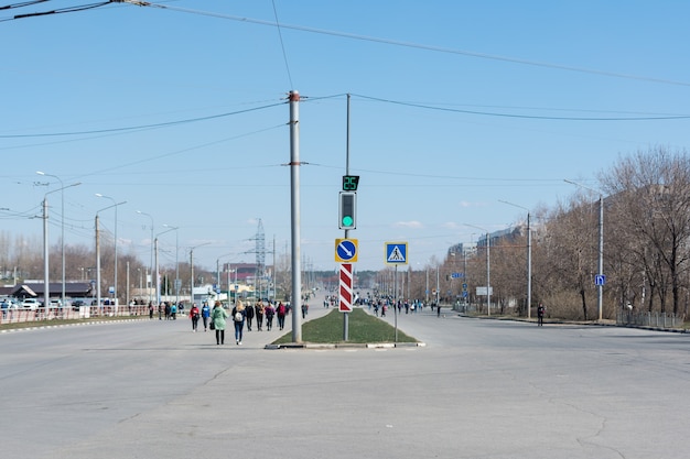 Ulyanovsk, Rusia - 20 de abril de 2019: Ciudad sin coches. El planeta se quedó sin gasolina. Precios marginales del combustible. Ciudad ecológica sin emisiones nocivas de los coches. Aire fresco. Día soleado.