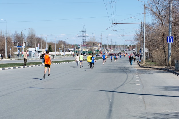 Ulyanovsk, Rusia - 20 de abril de 2019: maratón anual de primavera de la ciudad. Día soleado. Estilo de vida saludable. Relevo de la ciudad.