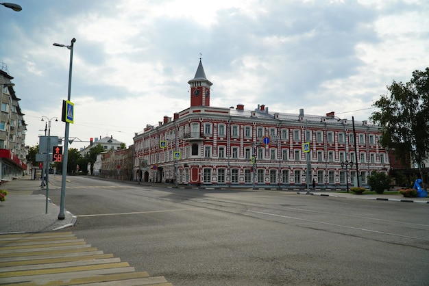 Ulyanovsk Rusia 31 de julio de 2022 Vista de la calle a la fachada del Museo de Goncharov