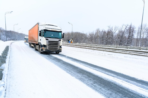 Ulyanovsk, Rússia, 13 de fevereiro de 2022 Um caminhão semi-reboque, uma unidade de trator semitruck e um semirreboque para transportar mercadorias, transporte de carga em duras condições de inverno em estradas escorregadias, geladas e nevadas.
