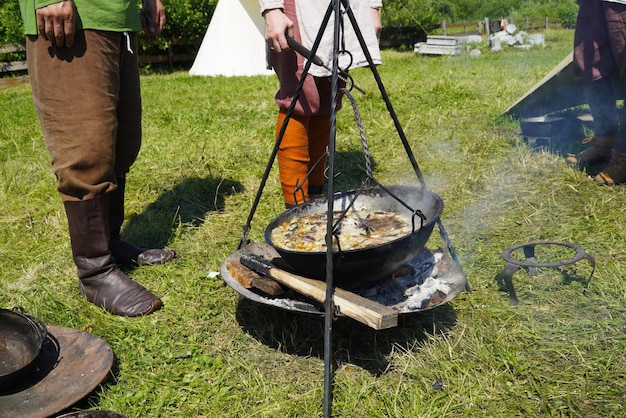 Ulyanovsk Rússia 16 de julho de 2022 A comida é cozida no fogo em uma panela Reconstrução histórica Idade Média