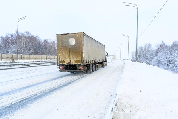 Ulyanovsk, Russland, 13. Februar 2022 Ein Sattelwagen, ein Sattelwagen, ein Sattelwagen, ein Sattelwagen, ein Sattelwagen, ein Sattelwagen, ein Sattelwagen, ein Sattelwagen