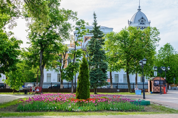 Ulyanovsk (Simbirsk), Rusia - 25 de mayo de 2018: Museo regional de tradiciones locales de Ulyanovsk que lleva el nombre del famoso escritor IA Goncharov. Crown Avenue. Terraplén del Volga en Ulyanovsk, Rusia.