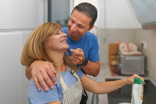 Um abraço amoroso enquanto cozinham juntos