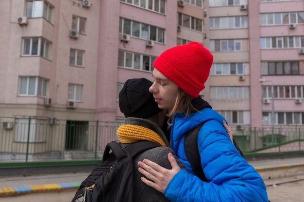 Um adolescente e uma adolescente estão se abraçando. conceito de relacionamento durante a puberdade