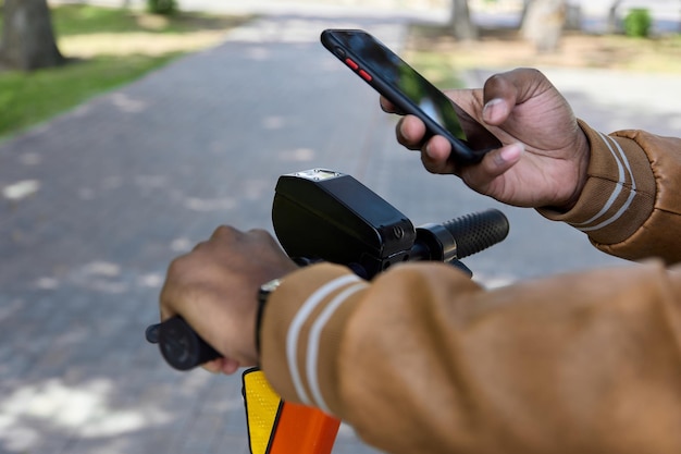 Um africano lança uma scooter online a partir do seu telefone