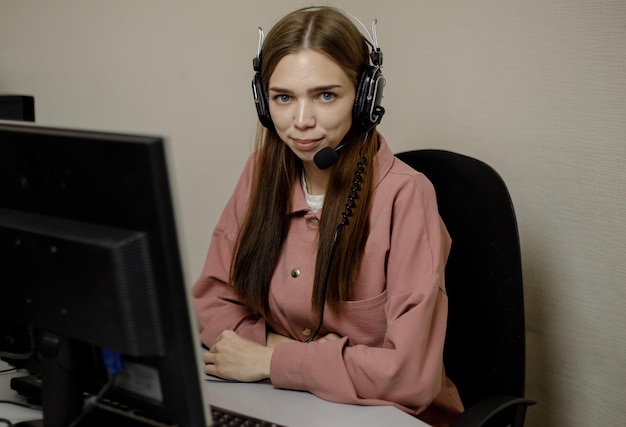 Um agente de call center feliz trabalhando em uma linha direta de suporte no escritório Closeup