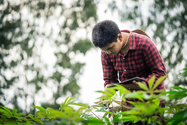 Um agricultor inteligente verificando a integridade da colheita e o planejamento de manutenção para obter bons rendimentos