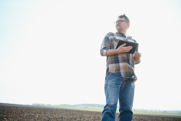 Foto um agricultor verifica a qualidade do solo antes de semear