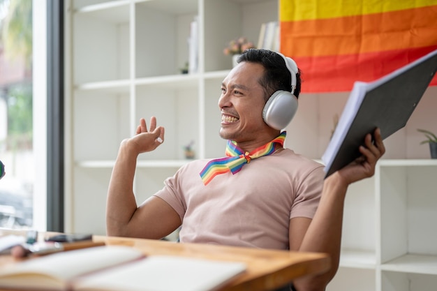 Foto um alegre apresentador de rádio gay asiático gosta de conversar enquanto grava podcast de áudio com seu convidado