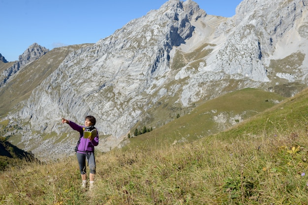 Um alpinista de mulher em uma trilha nos Alpes franceses