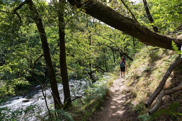 Um alpinista percorre uma rota em Fragas del rio Eume, um parque natural na Galiza, Espanha