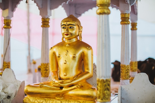 Foto um altar do mosteiro com estátua de ouro