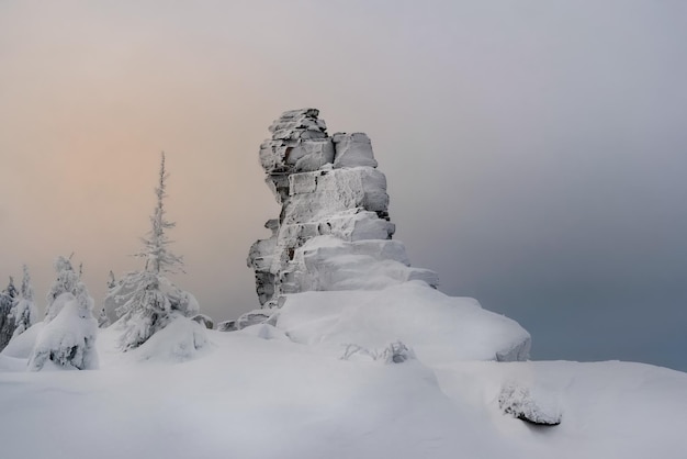 Foto um amanhecer místico nas montanhas cobertas de neve