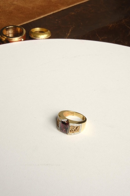 um anel com o número 12 em uma superfície branca