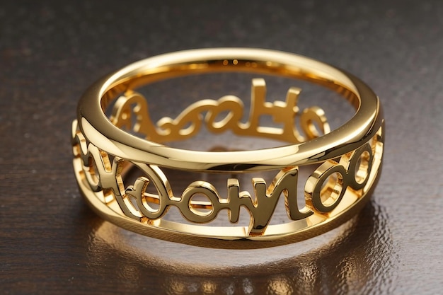 Foto um anel de ouro com um padrão floral.