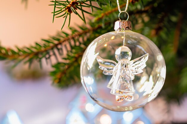 Foto um anjo decorativo dentro de uma esfera de natal para texto ou mensagem